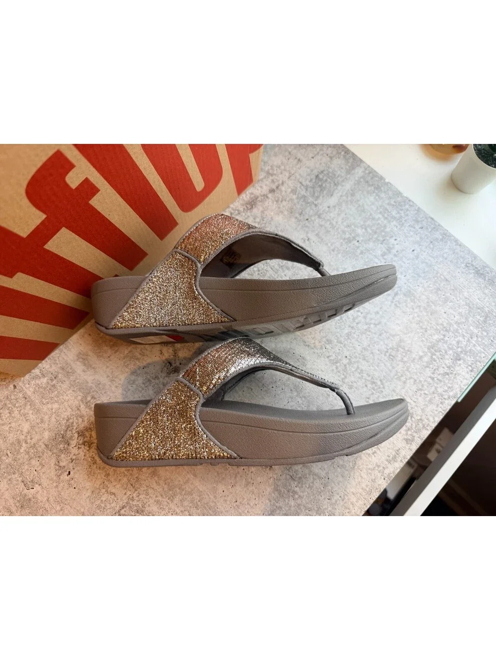 Fitflop Lulu Crinkled Shimmer Toe-Post Sandals Silver - Women's Size 7.5 US